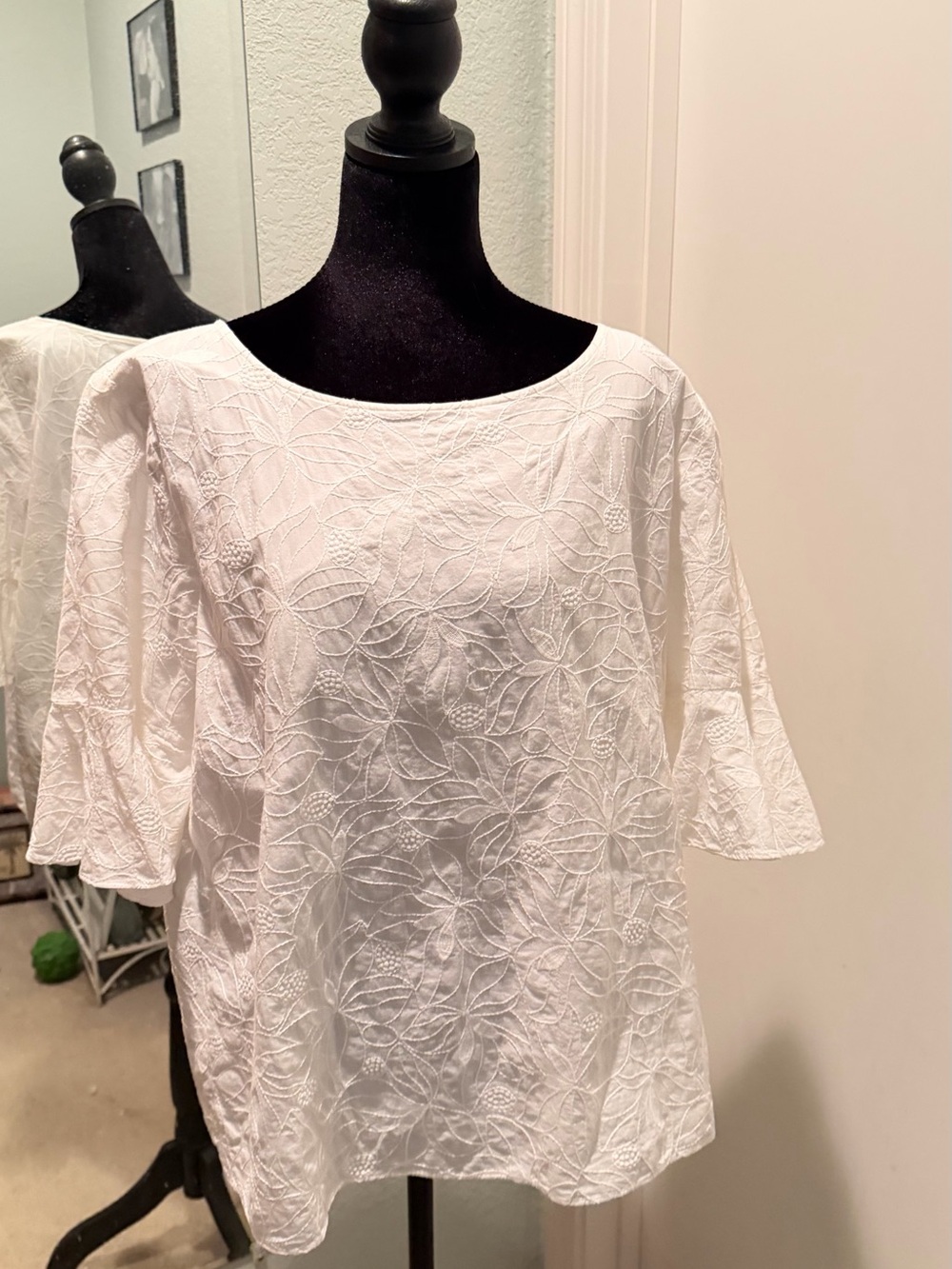Ann Taylor White Embroidered Scoop Neck Blouse with attached lining